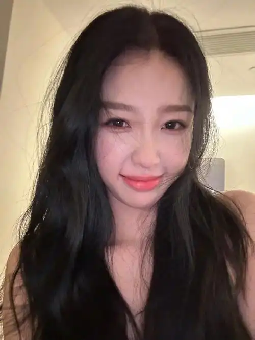 67虞书欣分享自拍美照又甜又辣 脸颊比心搞怪卖萌好可爱_秀佬网