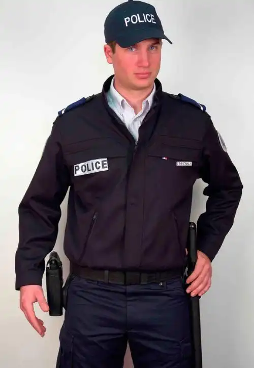 法国也不遑多让,其警服看起来既轻松亲民,又能体现出警察的威武形象