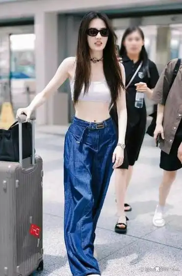 最近,徐璐在北京机场出发录制节目.