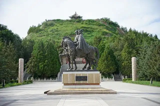 在蒙古语中,昭君墓称作特木尔乌尔琥,意为"铁垒",是传说中王昭君的