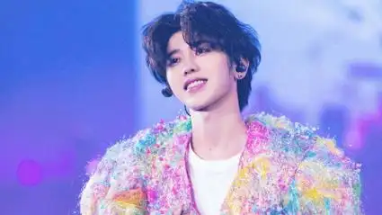 蔡徐坤泰国演唱会玩嗨,躺在地上疯狂跺脚,与泰国女粉丝甜蜜拥抱