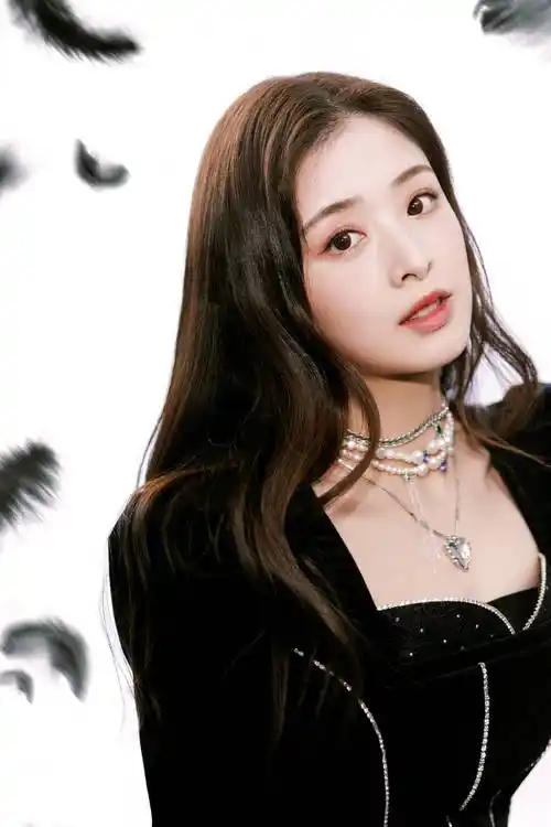 张含韵晒黑天鹅风格写真照穿百褶短裙秀纤细美腿