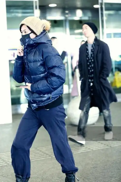 出机场后,黄立行把行李箱交给前来接机的司机.