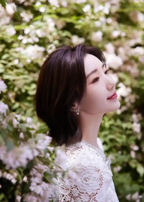 毛晓彤白色时尚镂空裙造型_短发_裙子_美貌