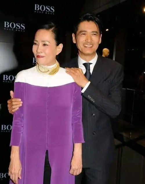 周润发携妻陈荟莲亮相一身黑打扮甘做绿叶妻子红黑配时尚减龄