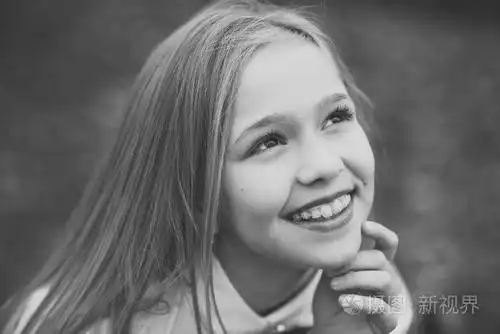 小孩微笑着长着金色长发, 发型室外.婴儿美容, 头发和外观.