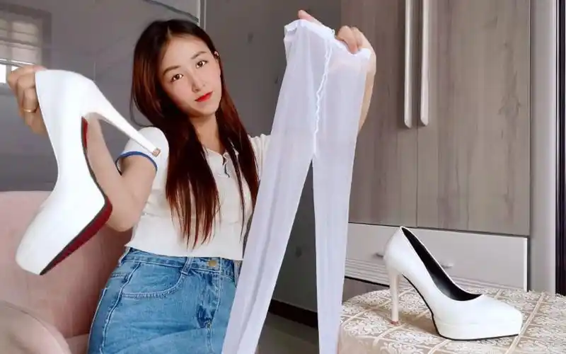 白色高跟鞋更显气质?12cm高跟搭配白色丝袜,踩上超显成熟