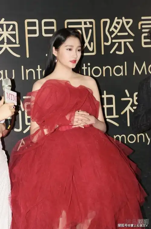 关晓彤身穿红色抹胸纱裙,甜美范十足!