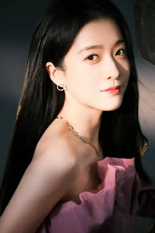 女明星张雪迎时尚写真:俏丽姣美,花容月貌