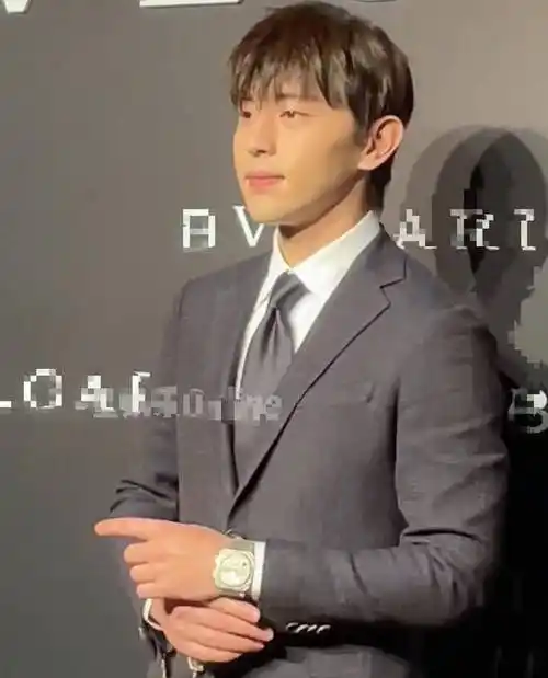 原创28岁邓伦走秀显邋遢西装裤上像有水泥一只手表却要几十万