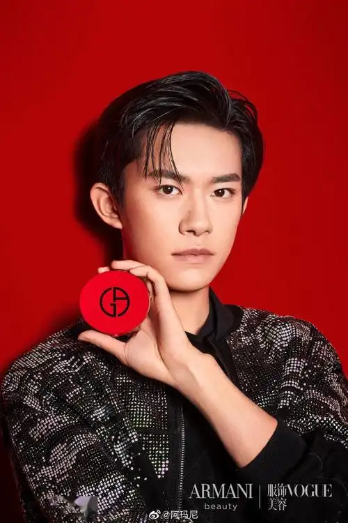 阿玛尼代言人易烊千玺向你发来亲选新品 今日份特别的爱给特别的你