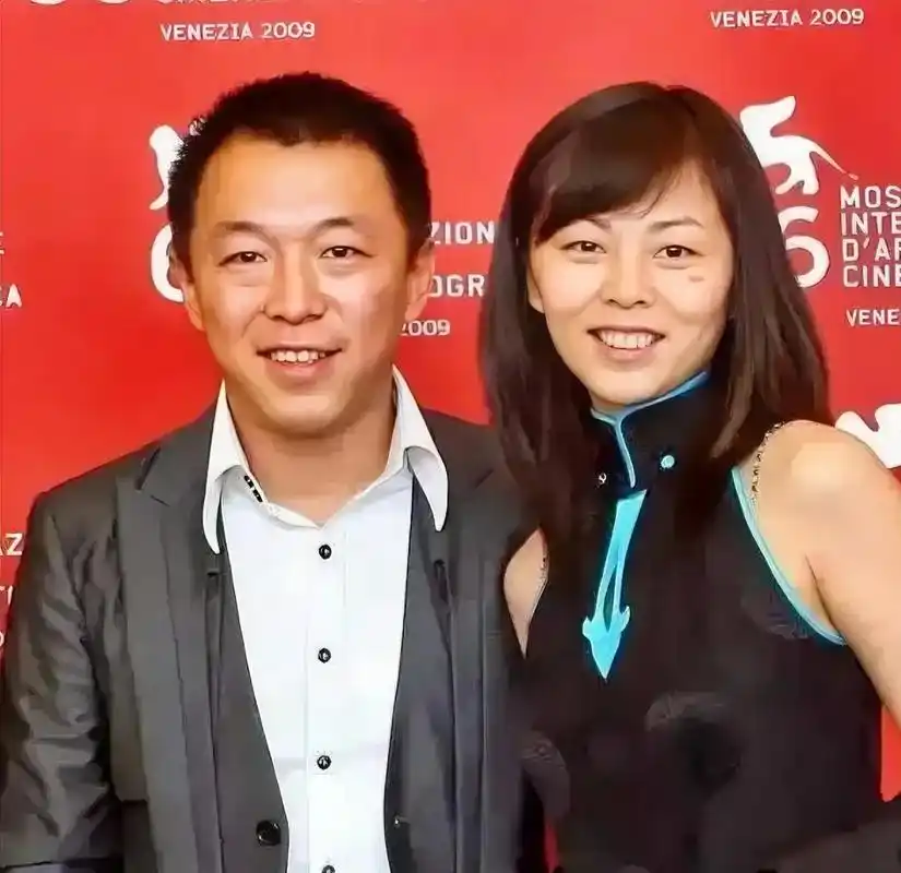 黄渤曾公开表示:给我100亿,我都不换老婆,然而令人意外的是,黄渤的