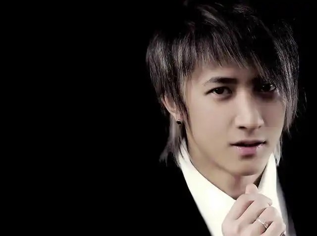 早年间 19岁的韩庚进入韩国sm公司做练习生,经过两年多的训练,以组合