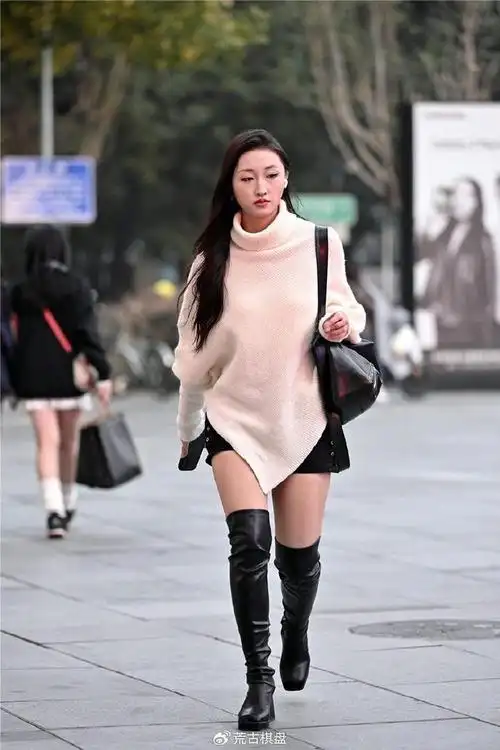 秋冬季节的过膝长靴搭配,每个人选择的风格和款式都不一样__财经头条