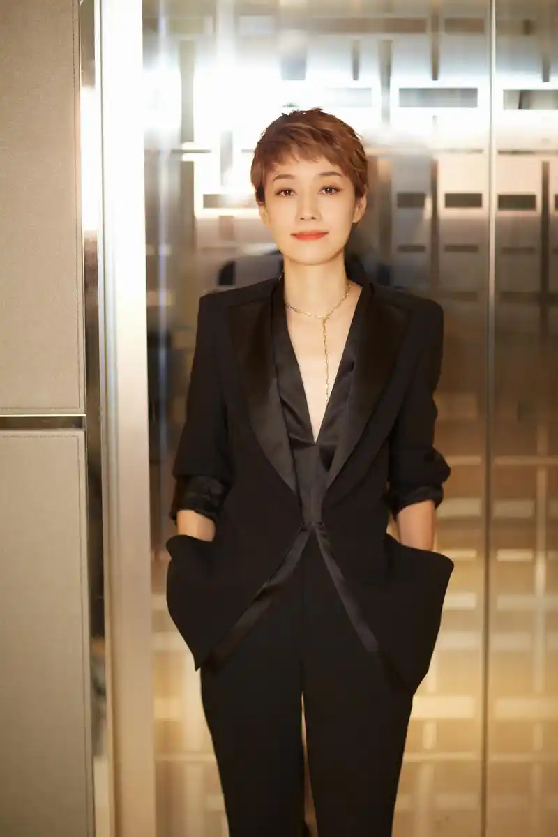 马伊琍身着黑色真空西装彰显曼妙身材,金色项链在精致锁骨上夺目吸睛