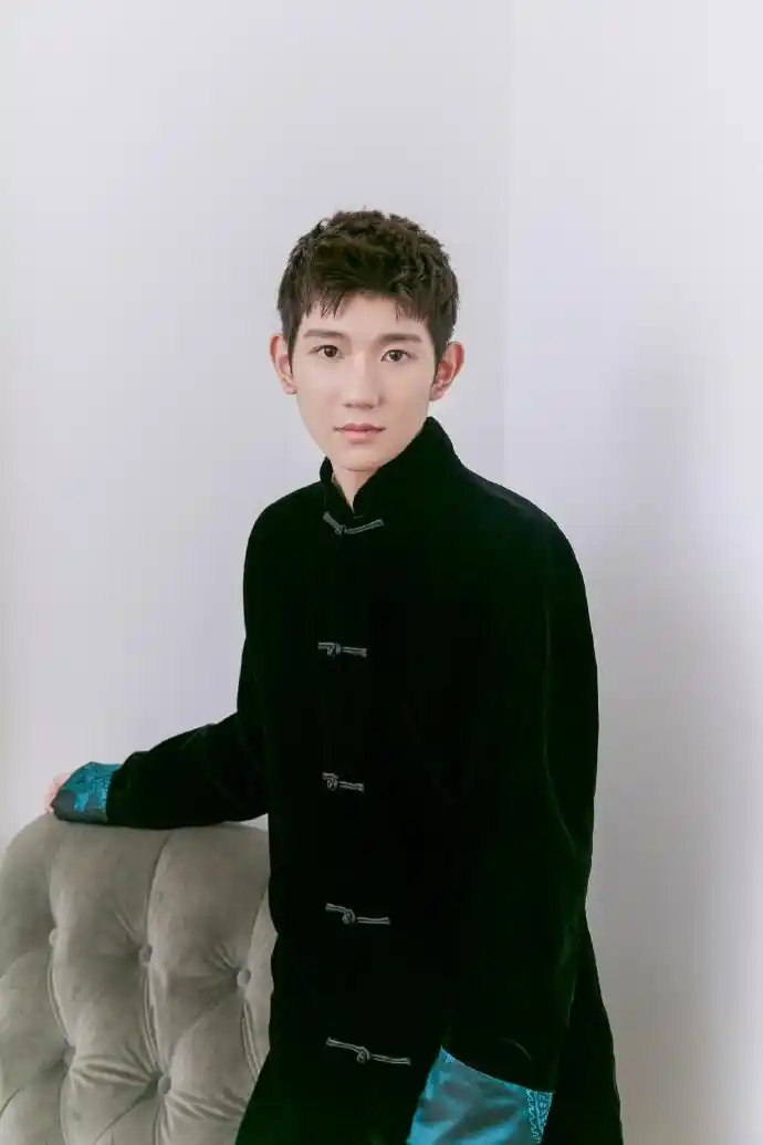 王源穿龙纹唐装彰显古典韵味清爽寸头衬儒雅绅士气质