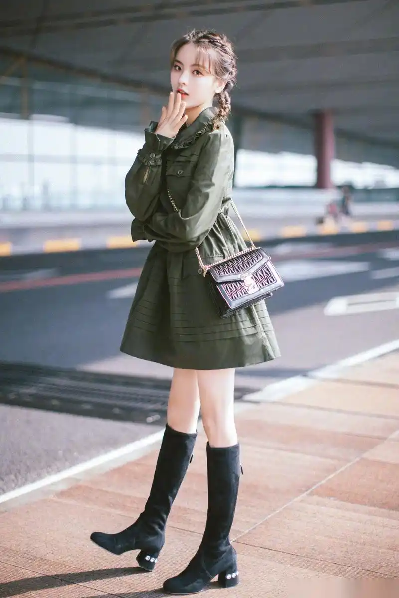 杨超越身穿绿色府绸连衣裙,搭配黑色miu confidential手袋和麂皮长靴
