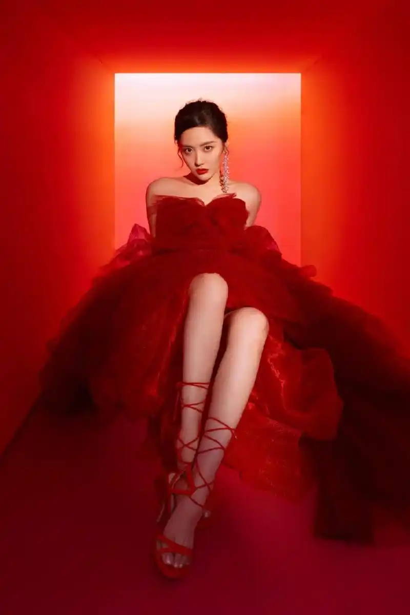 硬糖少女303王艺瑾,如春日的花海,芬芳四溢.