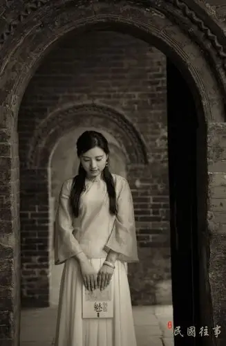 女神 民国往事 似水年华,青春远去 静静的看着天空,回忆过去的点点