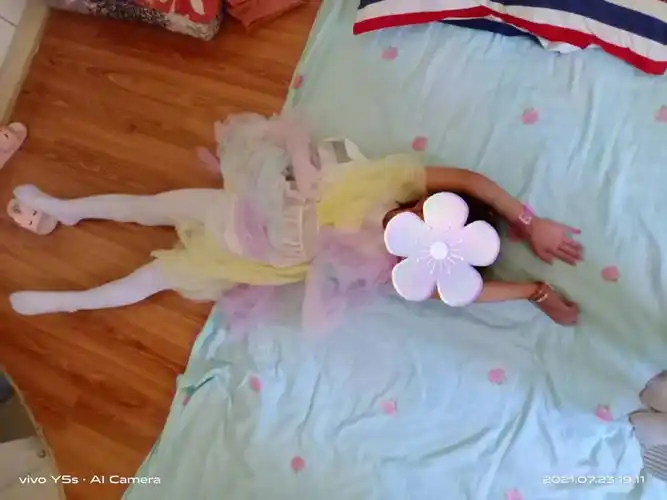 妹妹这睡觉姿势哈哈