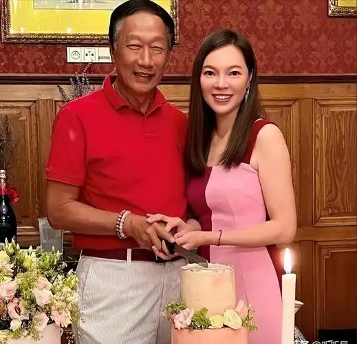 曾馨莹是林心如闺蜜,为郭台铭生下3个孩子,一家五口生活幸福