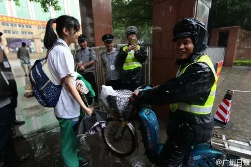 组图:高考第二天广州暴雨 学生赤脚去考场