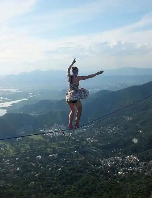 美国女子穿高跟鞋840米高空走钢丝