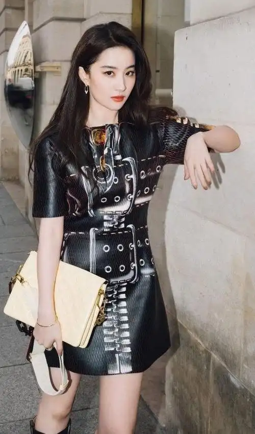 刘亦菲巴黎时装周亮相,神仙姐姐白皙腿穿长靴简约时尚