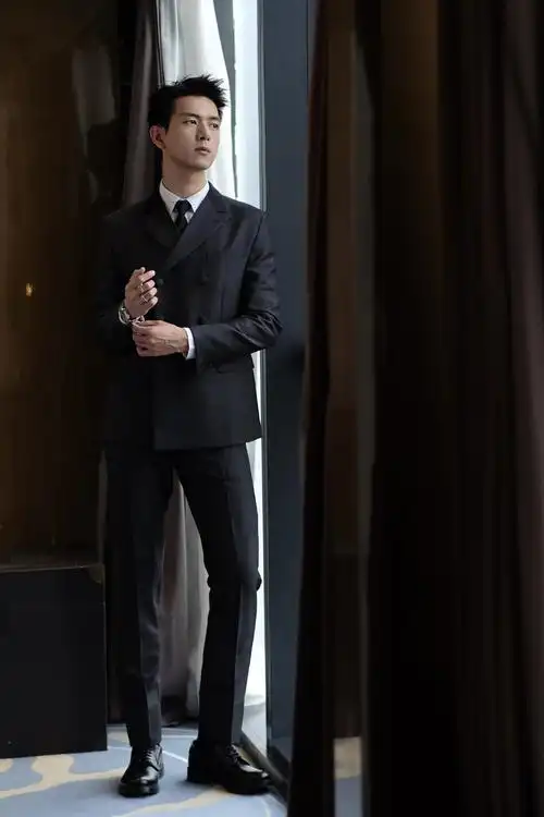 李现 黑色西装搭配烫钻衬衫,绅士帅气