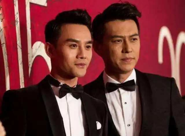 难怪男星们愿意和靳东一起合影,看完五张照片后,你就明白了