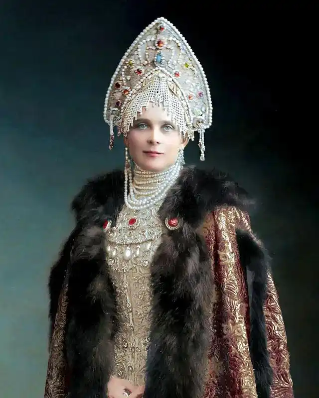 应邀而来的欧洲贵妇们这样描述齐奈达"她身材高挑,美得出奇,戴着一