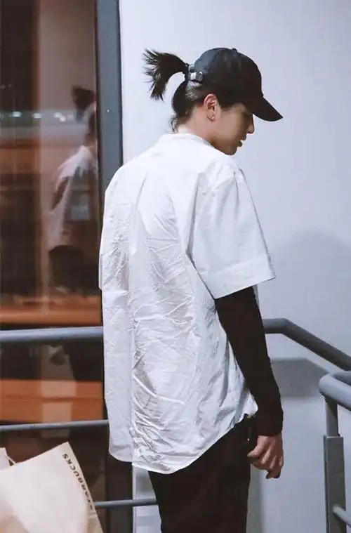 吴亦凡机场瘦回颜值巅峰,黑t白衬衫太日系,长发扎小辫炫酷帅气