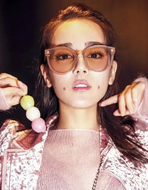 迪丽热巴娇俏可爱杂志写真图片