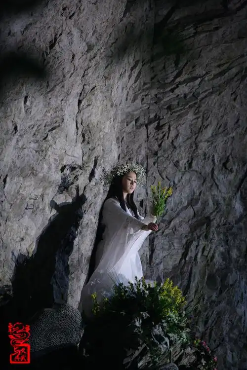 神雕刘亦菲版刘亦菲在绝情谷底荡秋千镜头