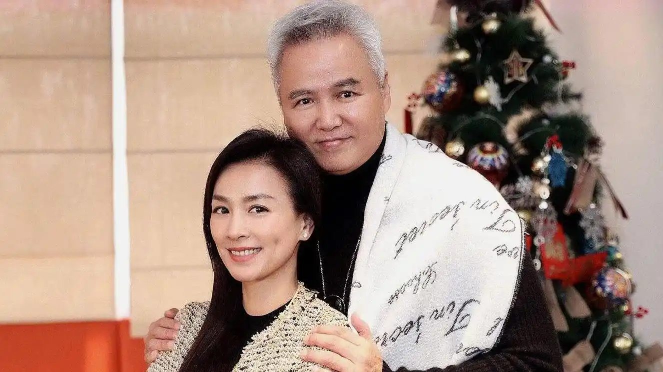 张庭老公林瑞阳瘦身有效!59岁现身机场仍然状态佳