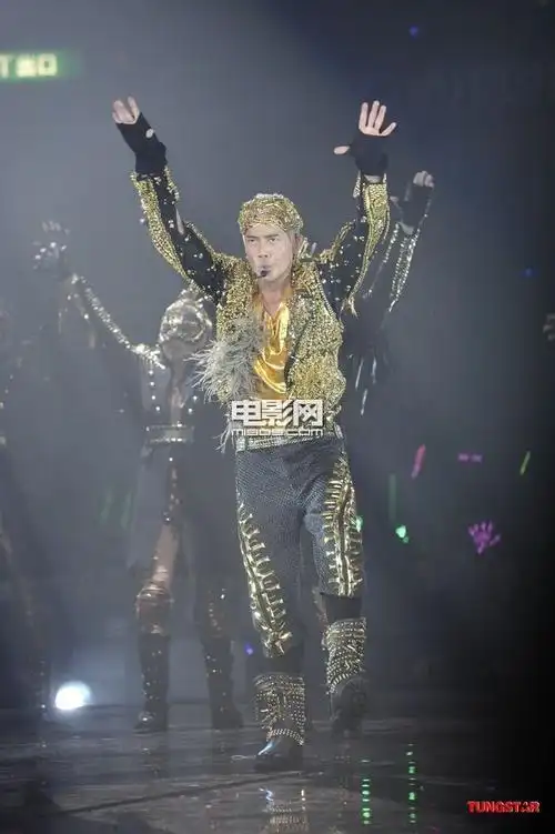 郭富城演唱会首场开幕 白发白眉登场大跳特技舞