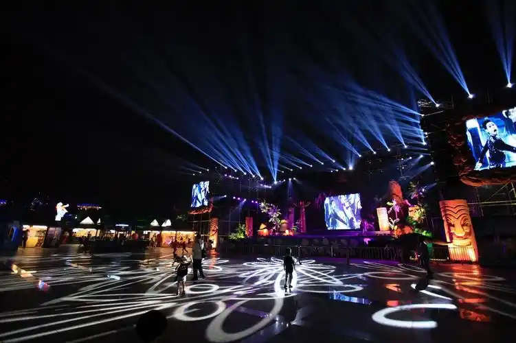 除了灯车巡游外,还有绚丽的露天舞台.灿烂的灯光下,是更加灿烂的表演.