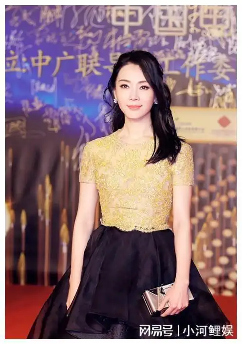 陈数没逃过中年发福穿蕾丝裙走红毯因上身太紧坐着勒出两层肉