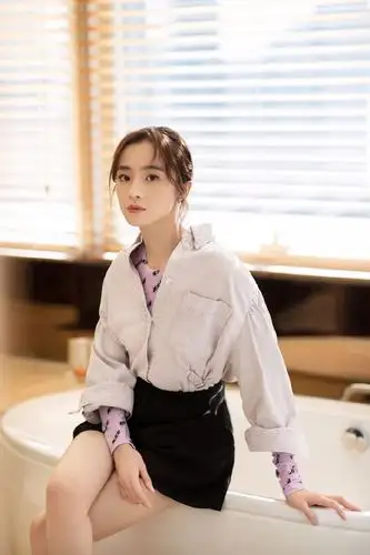 简介:胡冰卿甜美柔情写真图片,分享一组胡冰卿图片给大家,图中的明星