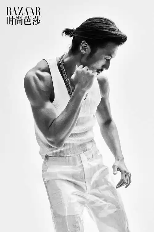 谢霆锋《时尚芭莎》十二月刊封面 于一招一式间彰显自我锋芒