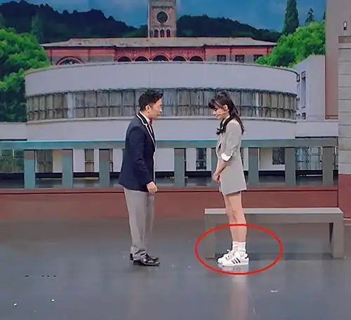 有一种"潮流"叫郑爽的堆堆袜,看到她上脚效果,网友:新潮流!