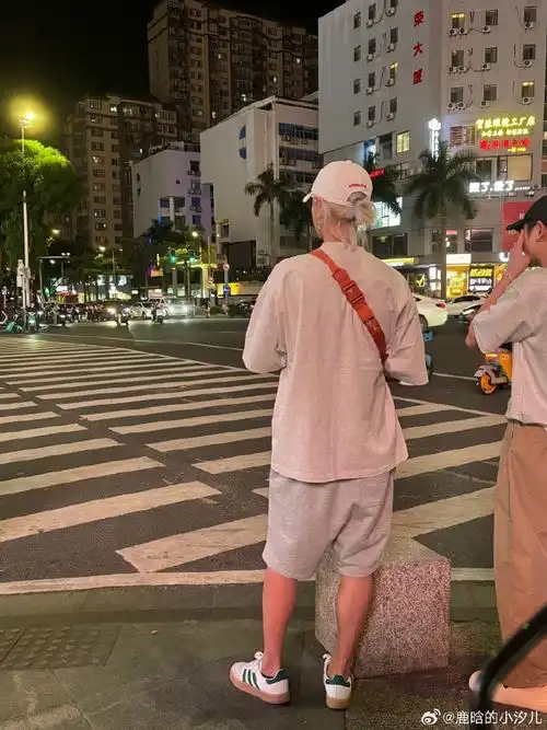 都在偶遇鹿晗 除了我#氛围感满满的大帅哥 爱了@m鹿m  存一下壁纸cr