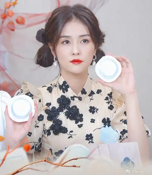 白鹿双丸子头造型##白鹿印花旗袍造型