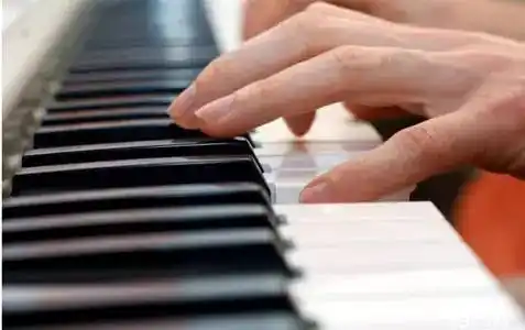 弹钢琴的手指基本功