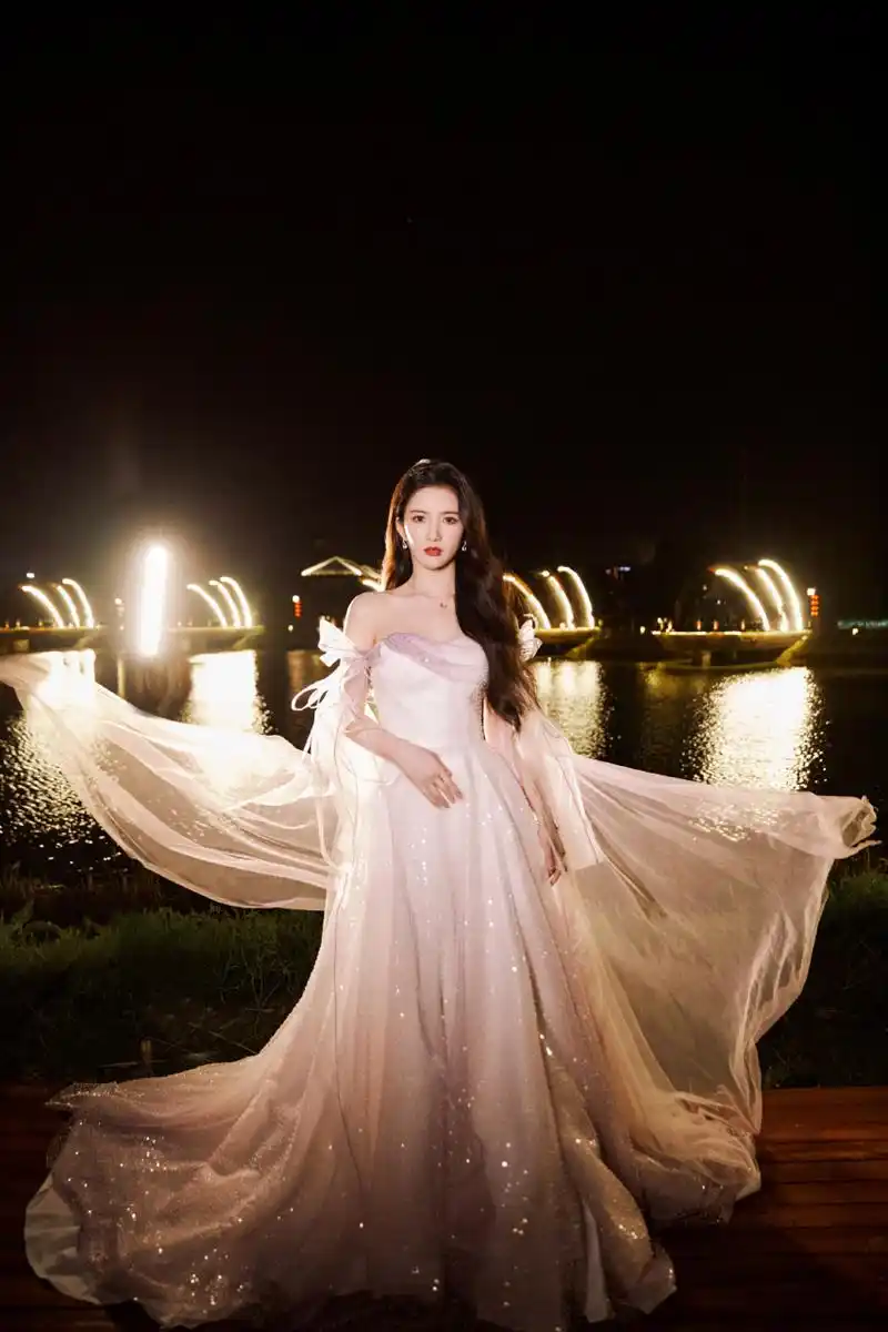 粉色礼服闪耀着青春的光彩,幸福的笑容如同阳光温暖人心.#刘些宁