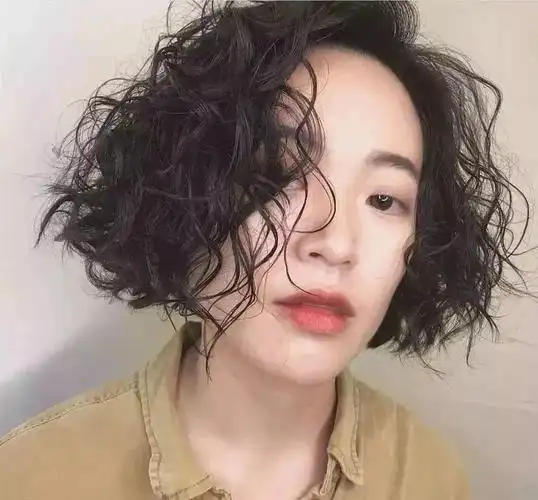 流行烫短发图片蓬松短发百搭减龄(女短发2020流行短发烫发小卷)