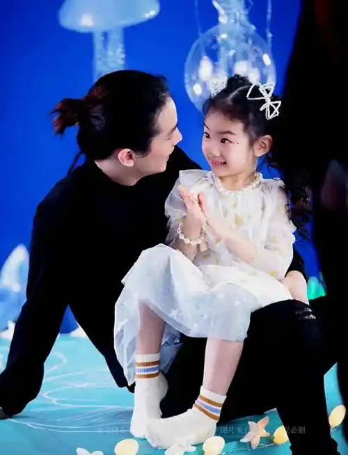 戚薇一家三口被偶遇,6岁lucky单脚踩平衡车扮酷,晒得黑亮黑亮的_廓形