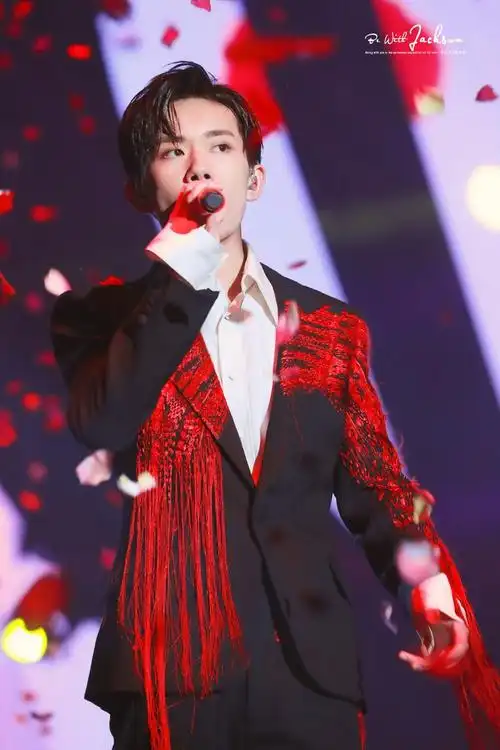 易烊千玺燚s十八岁成年礼