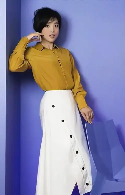 著名歌手白雪:人到中年突然爆红,离异后相守了完美的"姐弟恋"