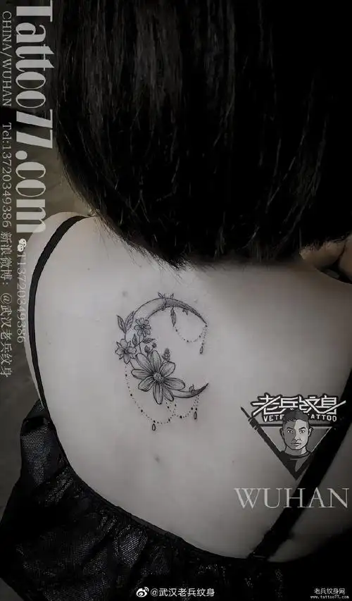 后背小清新月亮花纹身作品